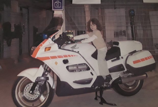 Raya rêve d’une moto au Comptoir en 2003